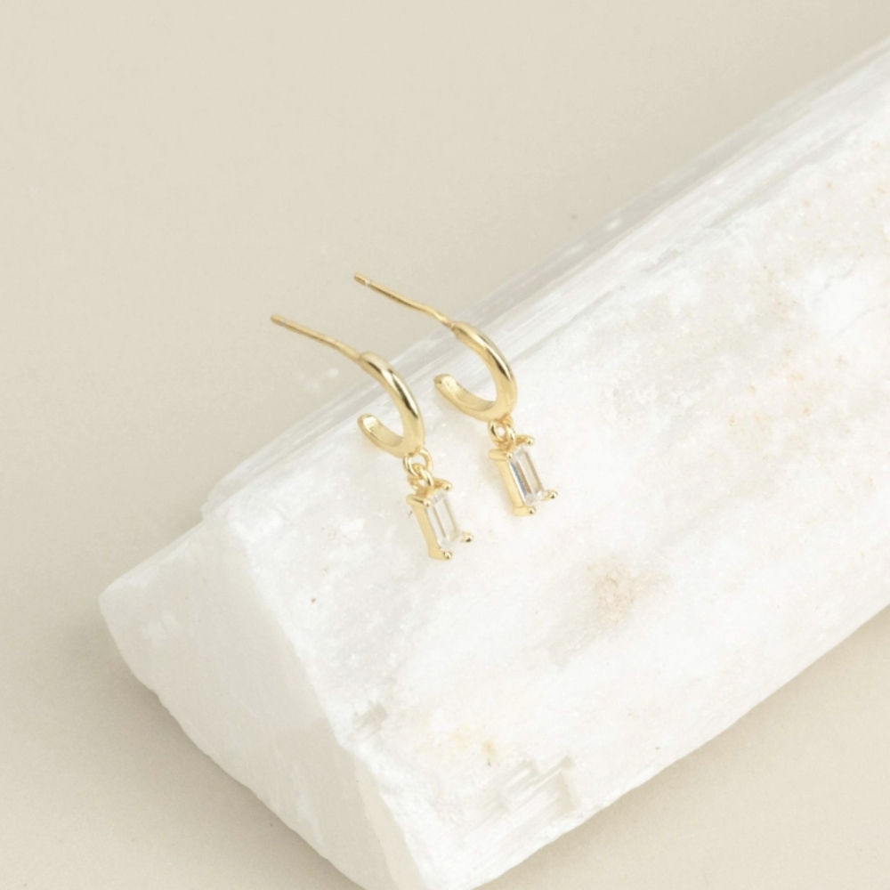 Caitlyn Minimalist Lys Baguette Hoops